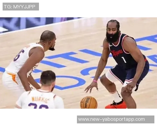 哈登再度燃尽赛场格莱姆斯手肘碰撞引发热议 哈登再度燃尽赛场格莱姆斯手肘碰撞引发热议