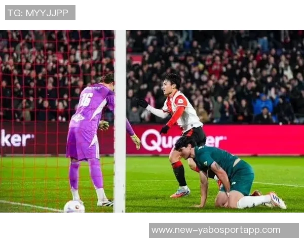 上田绮世大四喜轰18球领跑荷甲射手榜展现超强攻击力