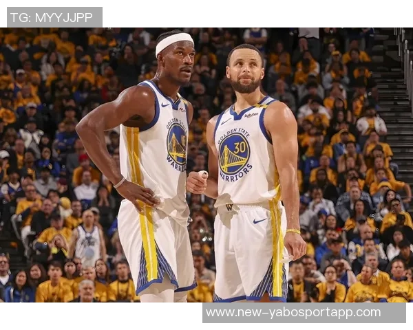 库里与爱德华兹赛后亲密互动热聊背后的友谊与篮球梦想 库里与爱德华兹赛后亲密互动热聊背后的友谊与篮球梦想