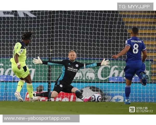 英媒报道小舒梅切尔赛前发现球门高度异常紧急调整确保比赛顺利进行 英媒报道小舒梅切尔赛前发现球门高度异常紧急调整确保比赛顺利进行