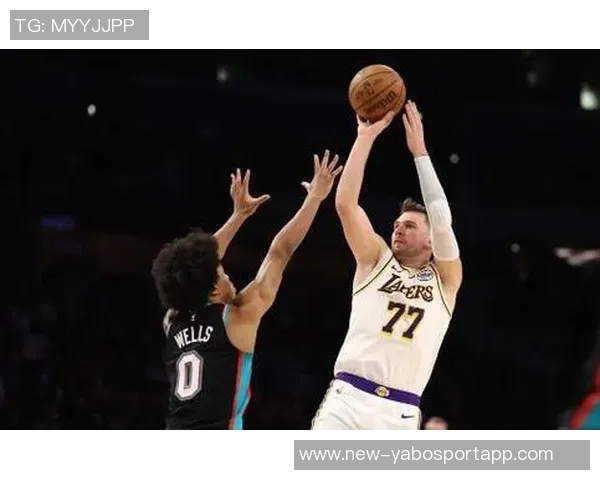 爱德华兹首节火力全开9投6中砍下14分2板3助与东契奇展开激烈对决 爱德华兹首节火力全开9投6中砍下14分2板3助与东契奇展开激烈对决